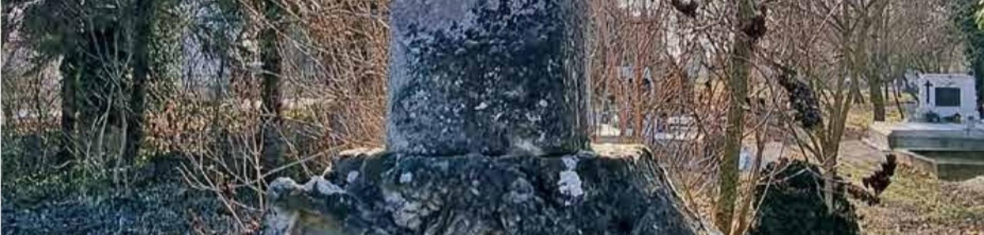 Temetői kőkereszt Moha