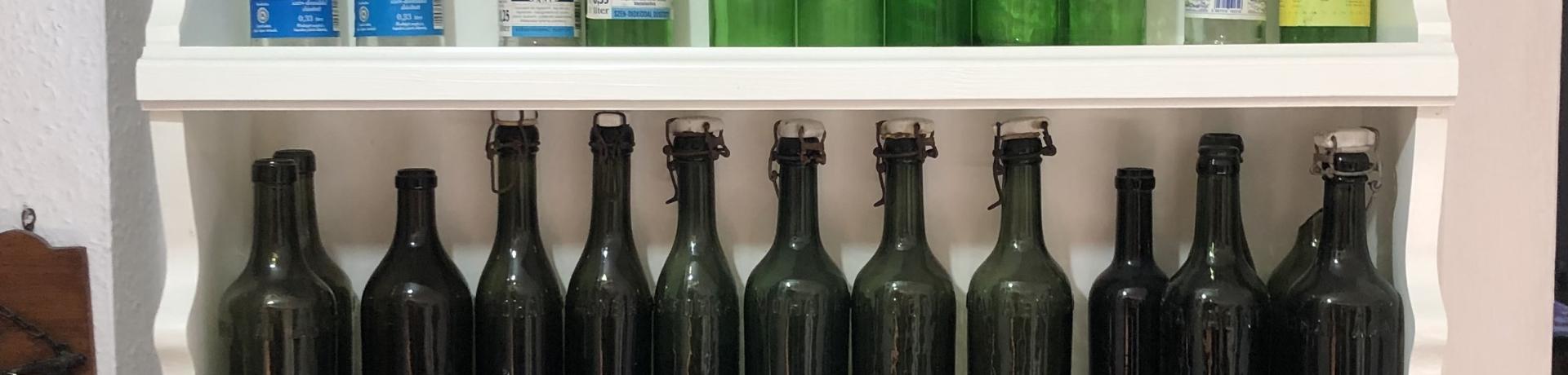 Alkotóházban található Mohai Ágnes ásványvizes üveg - gyűjtemény