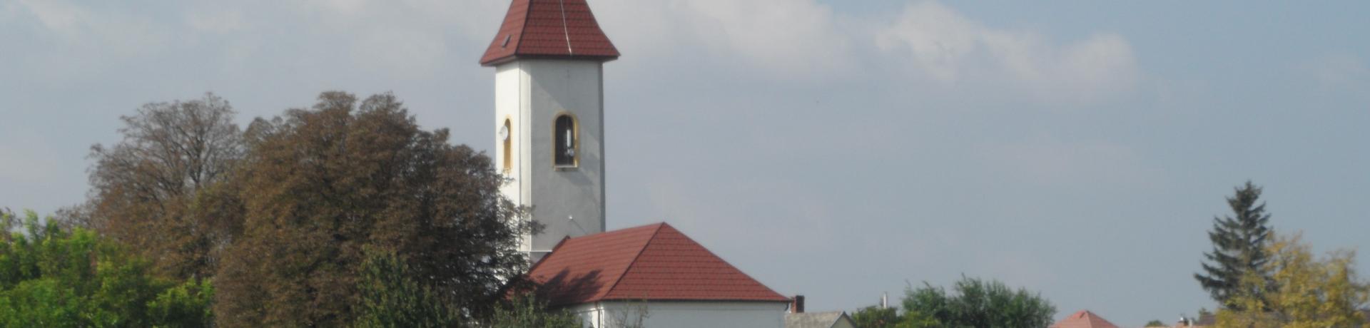 Moha látkép templommal