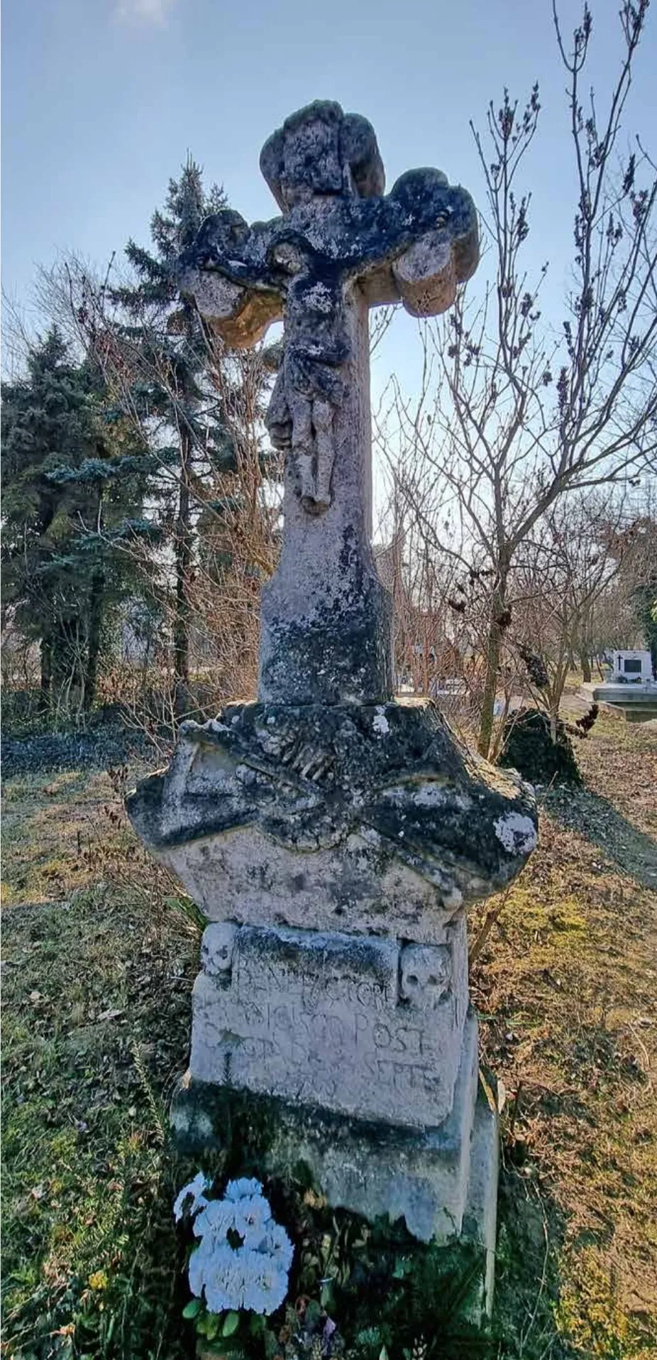 Temetői kőkereszt Moha